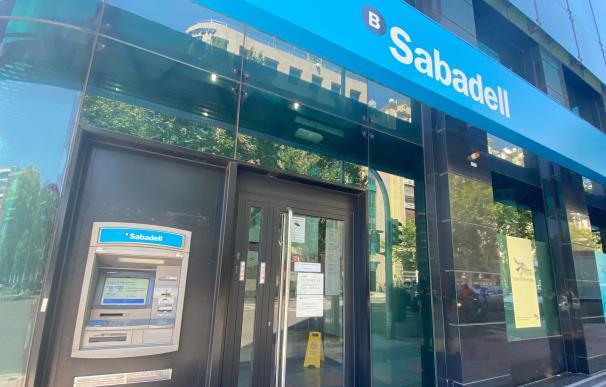 Una oficina del Banco Sabadell en Madrid (España), a 31 de julio de 2020. Caixabank AM y Sabadell AM han elevado el nivel de riesgo asignado a una veintena de sus fondos de inversión comercializados tras la volatilidad sufrida por sus valores liquidativos en los últimos cuatro meses por el coronavirus, pese a no haber modificado su política de inversión. 31 JULIO 2020;FINANZAS;ECONOMÍA;BANCA (Foto de ARCHIVO) 31/7/2020