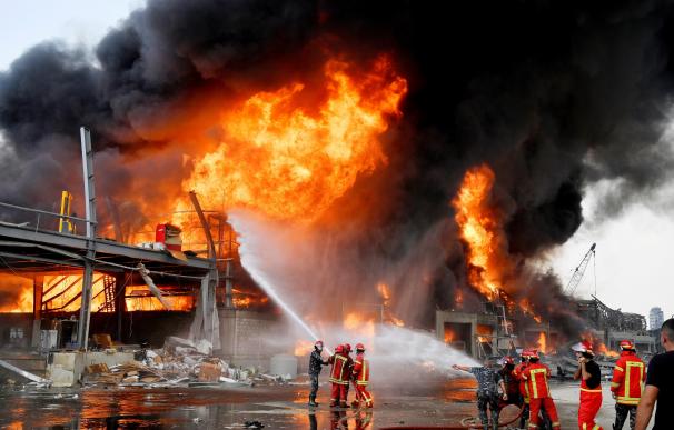 Incendio en una fábrica de neumáticos en Líbano