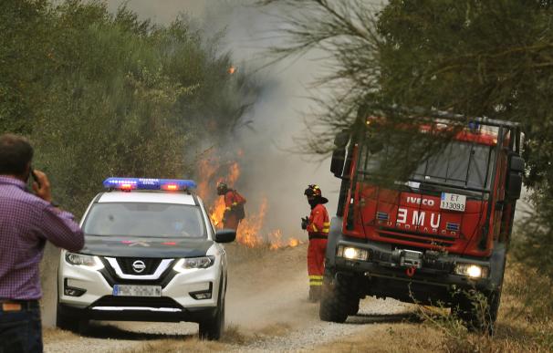Efectivos de la Guardia Civil y de la UME trabajan en las labores de extinción de un incendio en la parroquia de Montes, en Cualedro, Ourense.