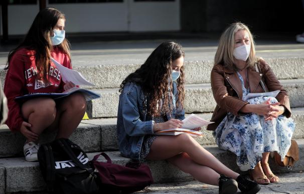 Estudiantes España coronavirus mascarillas jóvenes