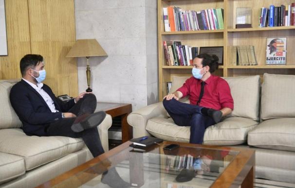 El vicepresidente segundo del Gobierno, Pablo Iglesias (d), se reúne este miércoles con el portavoz de ERC en el Congreso, Gabriel Rufián