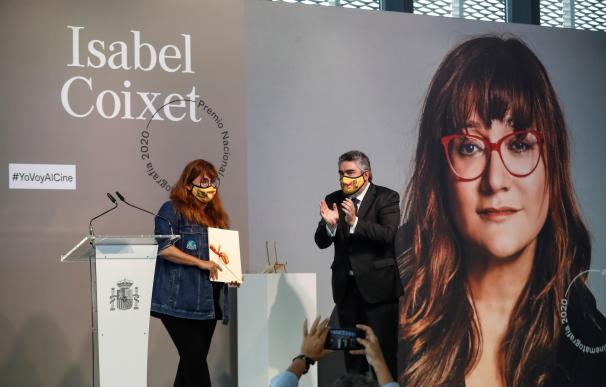 La directora y guionista Isabel Coixet recibe el Premio Nacional de Cinematografía de manos del ministerio de Cultura y Deporte, José Manuel Rodríguez Uribes.