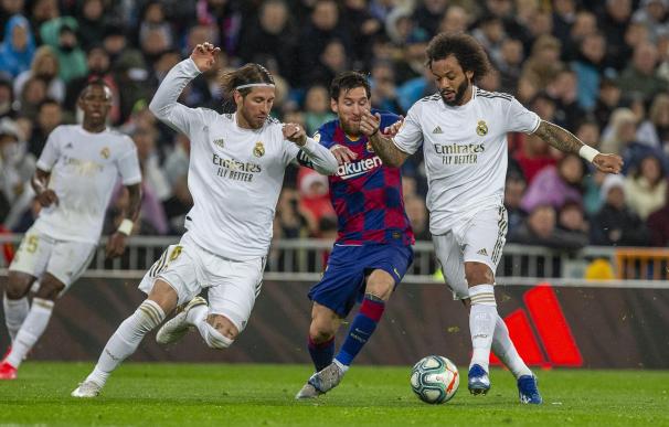 Messi disputa un balón entre Ramos y Marcelo, en el último clásico jugado antes de la pandemia.