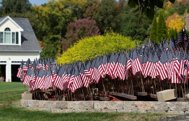 Unas 8.000 banderas representan a los muertos por la Covid en Massachusetts.