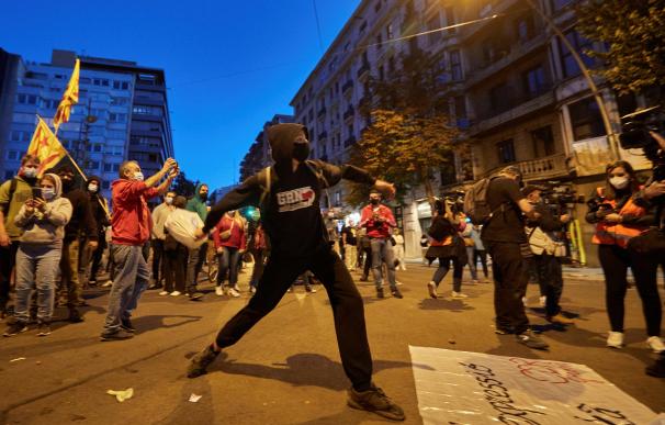 Integrantes de los CDR arrojan bolsas de basura ante la subdelegación del Gobierno durante una manifestación en Girona