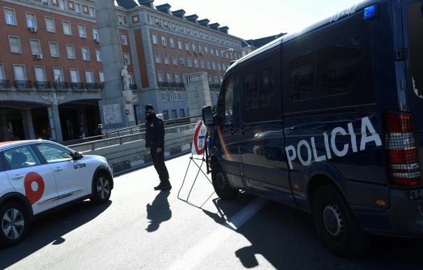 La policía monta un control en el distrito madrileño de Moncloa este sábado.