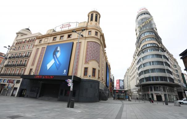 Fachada de los Cines Callao en la que se ve una pantalla con un crespón azul durante el pasado mes de abril.