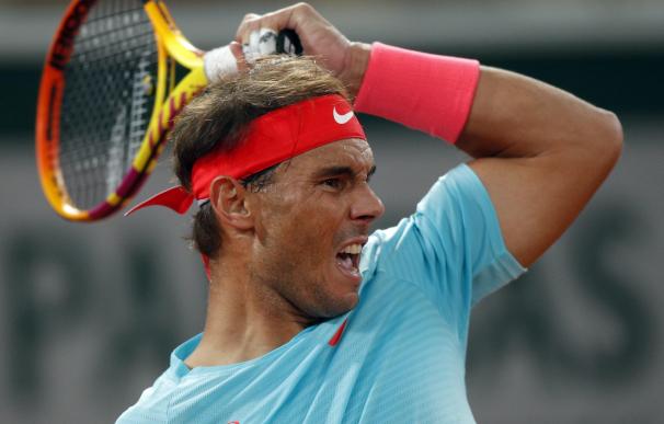 Rafa Nadal ejecuta un golpe durante la final de Roland Garros de 2020.