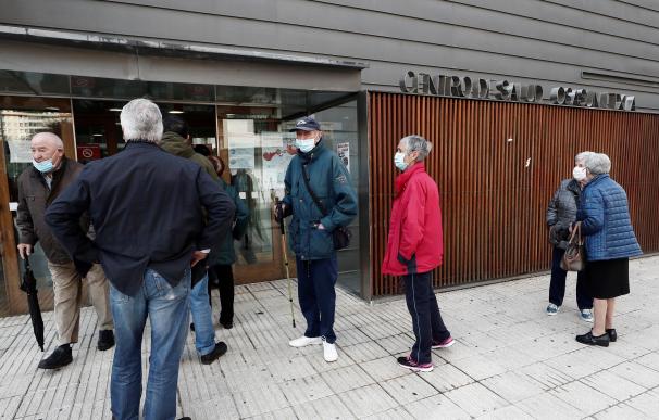 Un grupo de personas esperan en el exterior de un centro de salud de Pamplona
