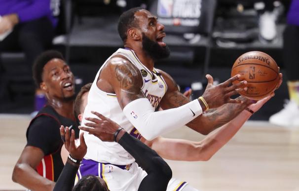 Kissimmee (United States), 11/10/2020.- Los Angeles Lakers forward LeBron James (C) shoots between Miami Heat forwards Jae Crowder (B) and Bam Adebayo (L) in the first quarter of the NBA Finals basketball game six between the Los Angeles Lakers and the Miami Heat at the ESPN Wide World of Sports Complex in Kissimmee, Florida, USA, 11 October 2020. (Baloncesto, Estados Unidos) EFE/EPA/ERIK S. LESSER SHUTTERSTOCK OUT