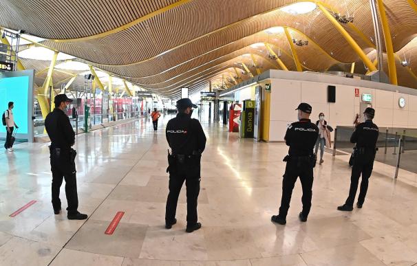 Policía Nacional control coronavirus aeropuerto barajas Madrid