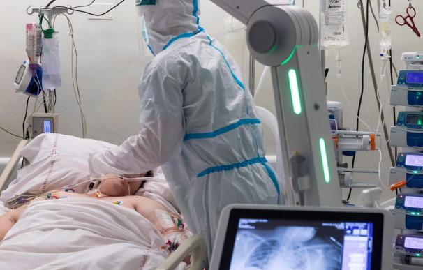 Un radiólogo centro hospitalario hace una radiografía del pecho a un paciente ingresado en la UCI por COVID-19