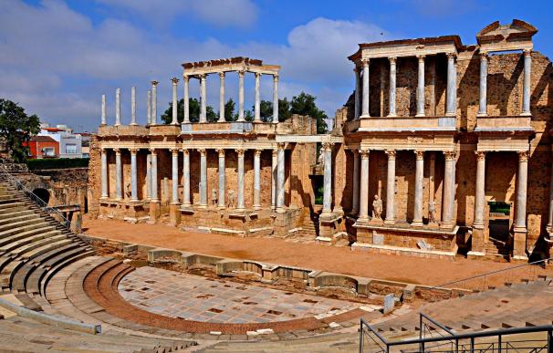 La capital de Extremadura también es Patrimonio de la Humanidad al ser una de las ciudades más importantes del Imperio Romano. Pasear por las calles de su casco antiguo te transportará épocas pasadas.