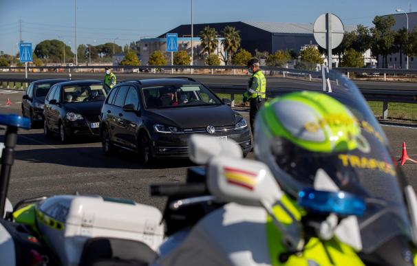 Agentes de la Guardia Civil de Tráfico realizan hoy viernes controles de movilidad a conductores a la entrada de la localidad sevillana de Utrera tras el cierre de las fronteras de Andalucía a las cero horas de este viernes hasta el 9 de noviembre.
