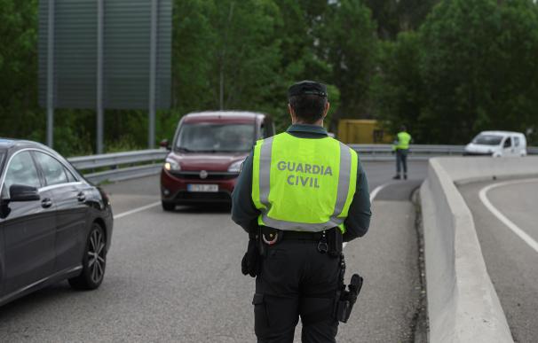 Miembros de la Guardia Civil realizan un control de tráfico en la A2 a la salida de Madrid, cerca de Azuqueca de Henares.
