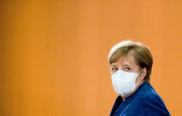 Angela Merkel llega con mascarilla a una reunión del Gobierno en la sede de la Cancillería.