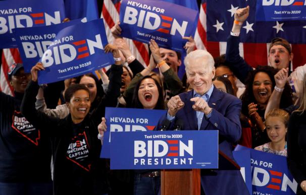 El candidato demócrata a la Casa Blanca, Joe Biden, reacciona durante un acto posterior al "caucus" de Nevada, en Las Vegas.