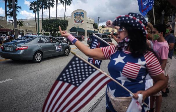 Varios seguidores del presidente estadounidense, Donald J. Trump, confrontan a votantes del candidato demócrata, Joe Biden, durante el acto "Latinos por Trump" en Miami, Florida.