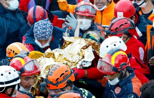 Rescatan niña de tres años en Turquía terremoto