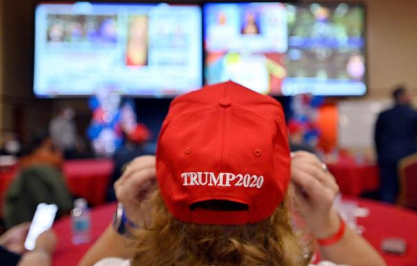 Un seguidor de Donald Trump sigue la noche electoral en Las Vegas.