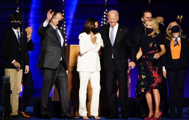 Joe Biden, su esposa Jill Biden y Kamala Harris.