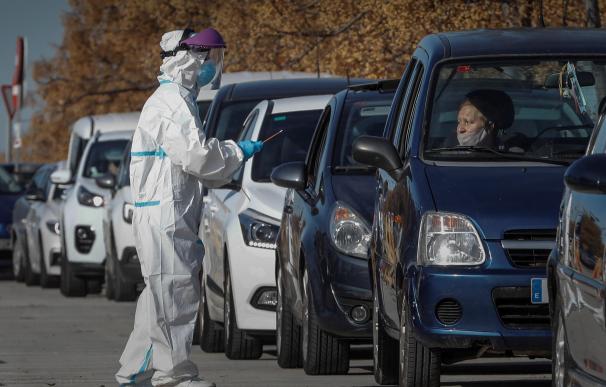 Decenas de coches hacen cola ante el hospital de campaña de La Fe de València para la realización de pruebas de detección de covid-19