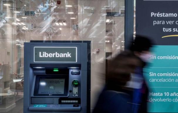 Viandantes pasan ante una sucursal de la entidad Liberbank