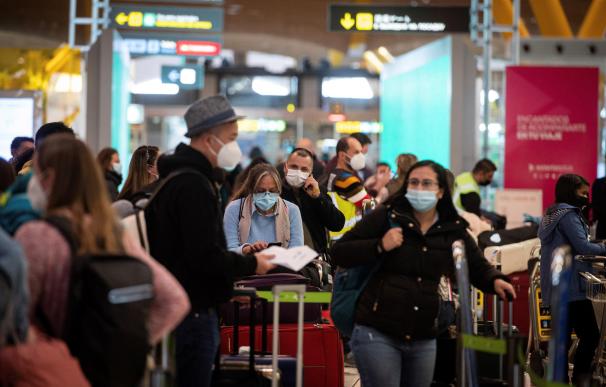 Vista de pasajeros en la terminal T-4 del aeropuerto Madrid- Barajas Adolfo Suárez este jueves.