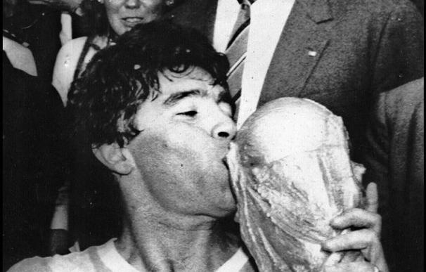 Maradona con la copa del Mundo