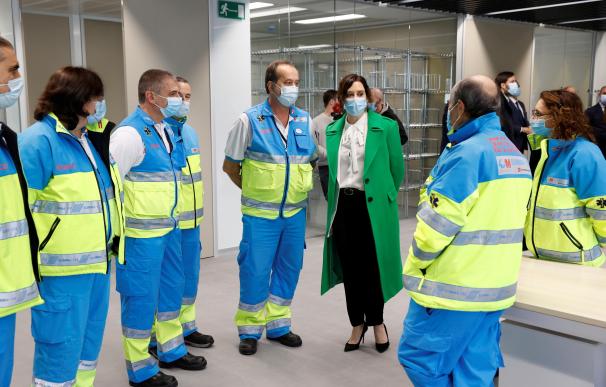 La presidenta madrileña, Isabel Díaz Ayuso, conversa con varios sanitarios en el interior del hospital de Emergencias Enfermera Isabel Zendal.