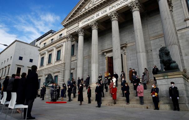 Vista general de la celebración del cuadragésimo segundo aniversario de la Constitución en la escalinata del Congreso de los Diputados este domingo en Madrid