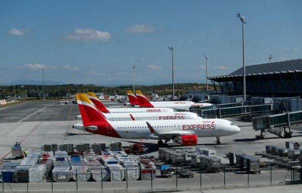 Aviones de Iberia estacionados en la T-4 de Madrid