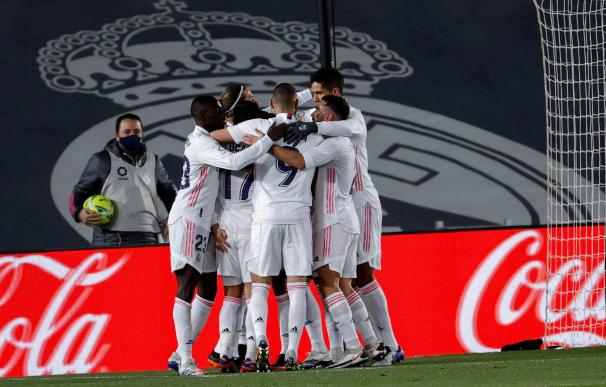 Los jugadores del Real Madrid celebran el primer gol de su partido frente al Atlético de Madrid.