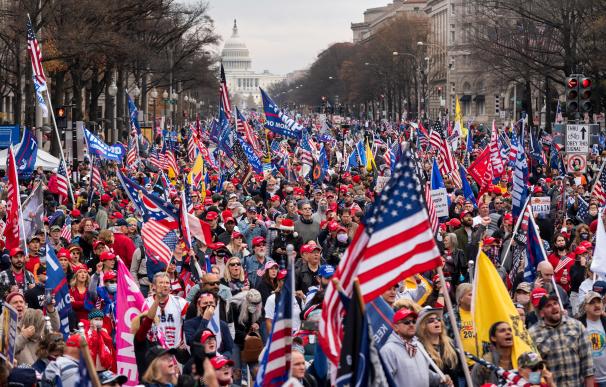 Miles de seguidores de Donald Trump se manifiestan en Washington DC.