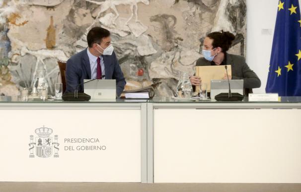 El presidente del Gobierno, Pedro Sánchez, junto al vicepresidente segundo, Pablo Iglesias, en la reunión del Consejo de Ministros del 15 de diciembre de 2020