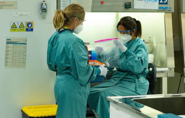 Dos profesionales sanitarios se preparan para manipular y tomar todos los datos referente al ensayo de la vacuna de Janssen, en Barcelona, la cual se ha empezado a administrar desde hoy en fase III a participantes voluntarios de la vacuna contra la COVID-19, en el marco del ensayo clínico Ensemble 2, primero en esta fase nueva que se hace estado español. 17 de diciembre de 2020