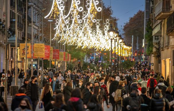 Cientos de personas pasean por las calles de Barcelona durante los días previos a la Navidad.