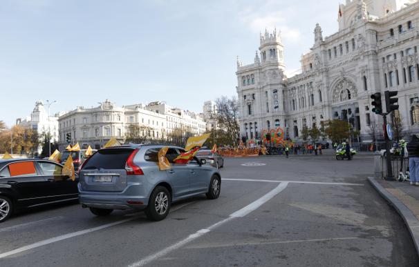 Varios coches circulan por la Plaza de Cibeles durante una manifestación contra la reforma educativa conocida como Ley Celaá, en Madrid