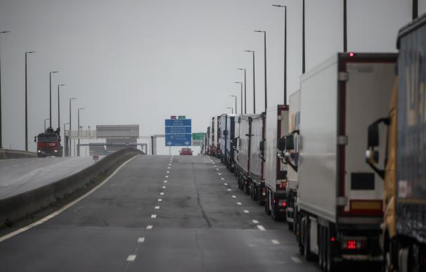 Varios camioneros siguen esperando en el puerto de Dover