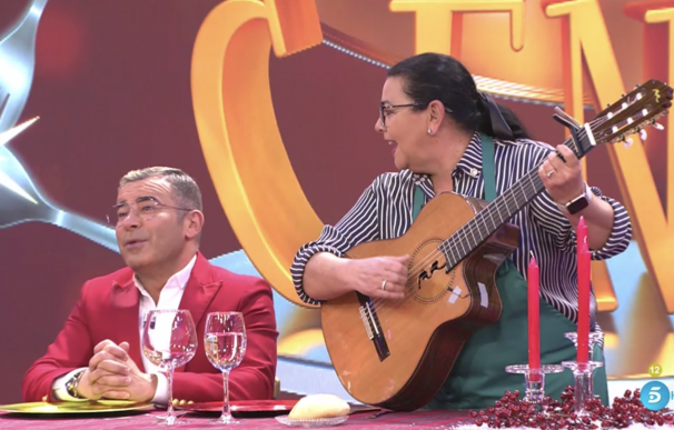 María del Monte en 'La última cena' con guitarra en mano.