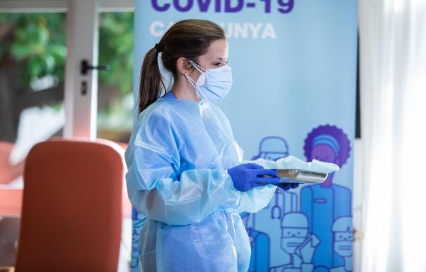Una enfermera se dispone a dispensar una vacuna de la Covid en Cataluña