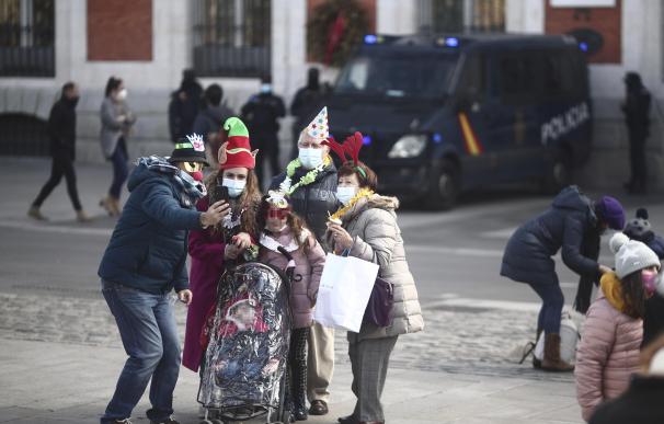 Una familia se hace una foto en la Puerta del Sol, en Madrid (España), a 30 de diciembre de 2020.