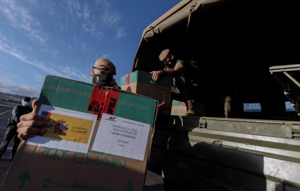 Un militar descarga una caja de dosis con vacuna de Pfizer a su llegada a España.