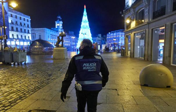 Un policía municipal en la Puerta del Sol, en Madrid (España), a 31 de diciembre de 2020.
