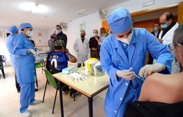 El Ayuntamiento de Murcia vacuna contra la Covid-19 a 60 trabajadores y usuarios de Jesús Abandonado