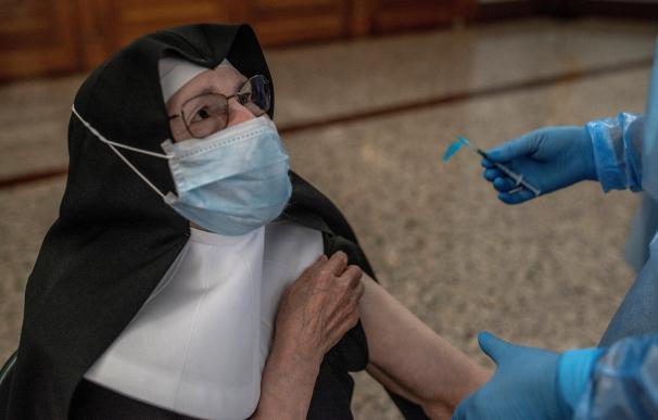 Una sanitaria vacuna a una monja en Ourense