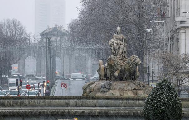 Vista de la fuente de La Cibeles durante una nevada este jueves en Madrid. El temporal de frío y nieve ha puesto este jueves en alerta a toda España.