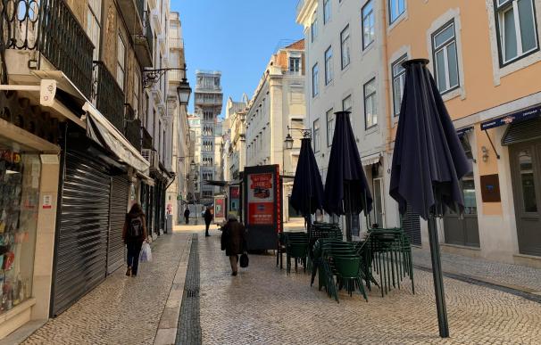 Varias personas caminan por el centro de Lisboa en el primer día del segundo confinamiento.