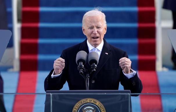 El presidente Joe Biden habla durante su toma de posesión como presidente de los Estados Unidos.