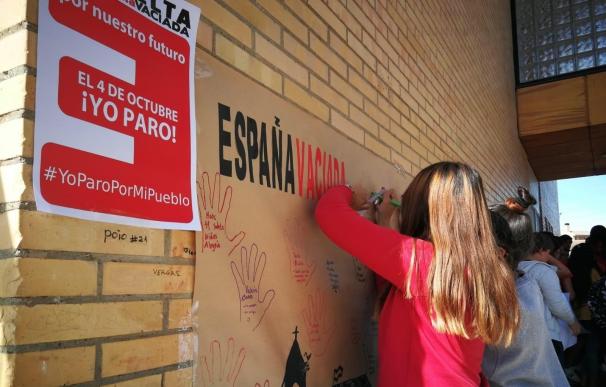 Varios alumnos de la comarca de los Monegros protestan por la España Vaciada.